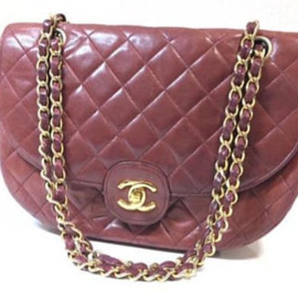 CHANEL Handbags - AUTHENTIC VINTAGE CHANEL SHOULDER BAG.